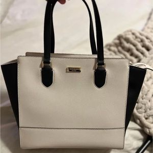 Like new, used once and stored Kate Spade purse